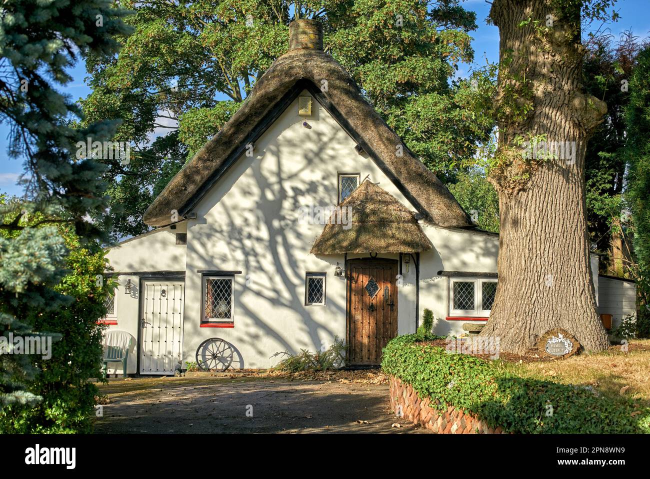 Thatched Cottage Royaume-Uni. Pittoresque maison de campagne traditionnelle avec toit de chaume dans un cadre rural anglais. Angleterre Royaume-Uni Banque D'Images