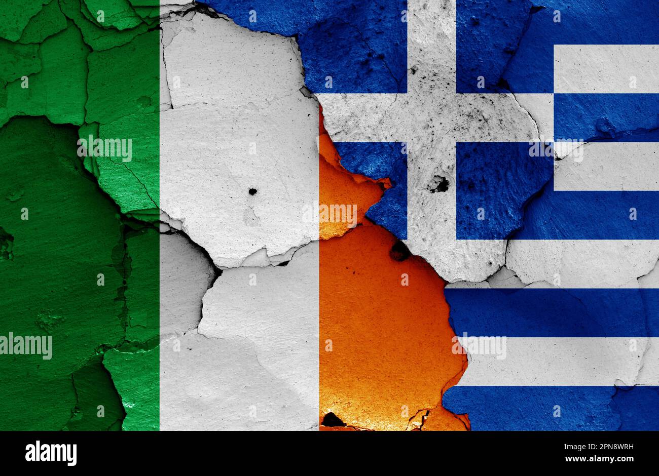 Drapeaux de l'Irlande et de la Grèce peints sur un mur fissuré Banque D'Images