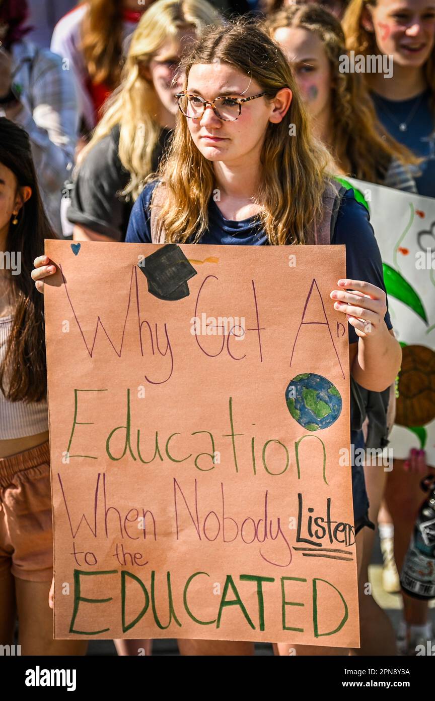 Les jeunes du rassemblement 2023 pour la planète du Youth lobby à la Vermont State House, Montpelier, VT, États-Unis, appellent à une action législative sur le changement climatique. Banque D'Images