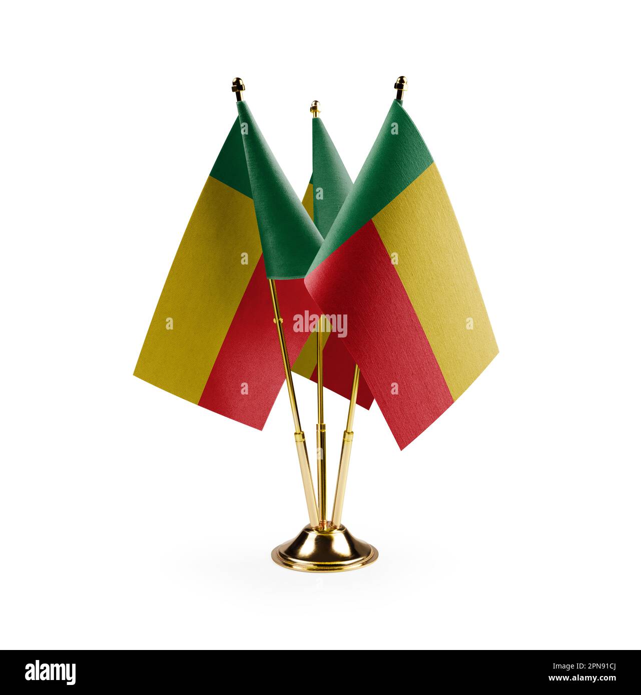 Petits drapeaux nationaux du Bénin sur fond blanc. Banque D'Images