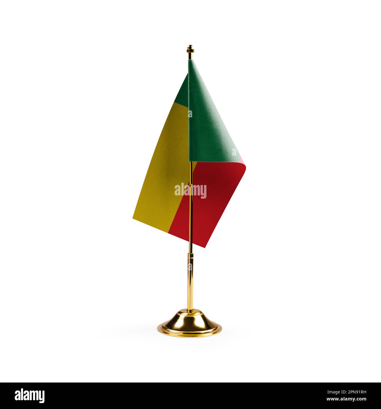 Petit drapeau national du Bénin sur fond blanc. Banque D'Images