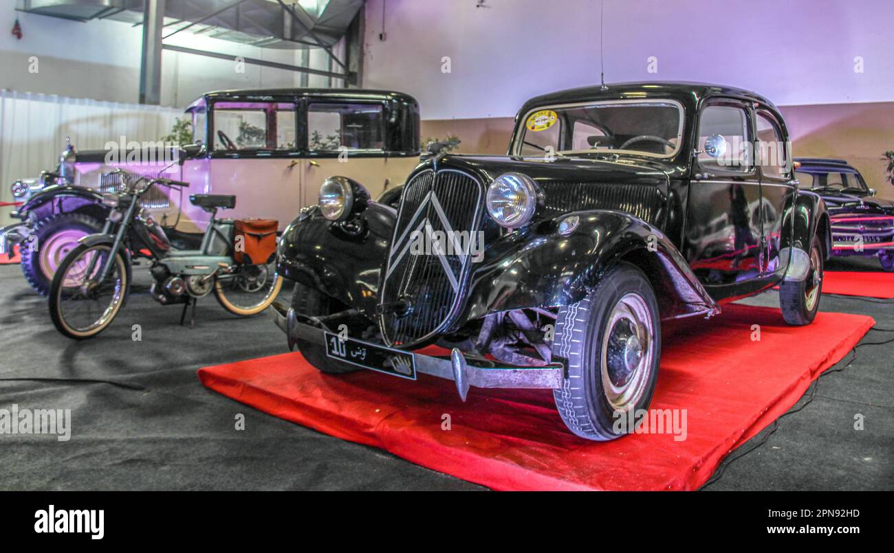 Voitures d'époque en exposition lors d'un salon de l'auto. Banque D'Images