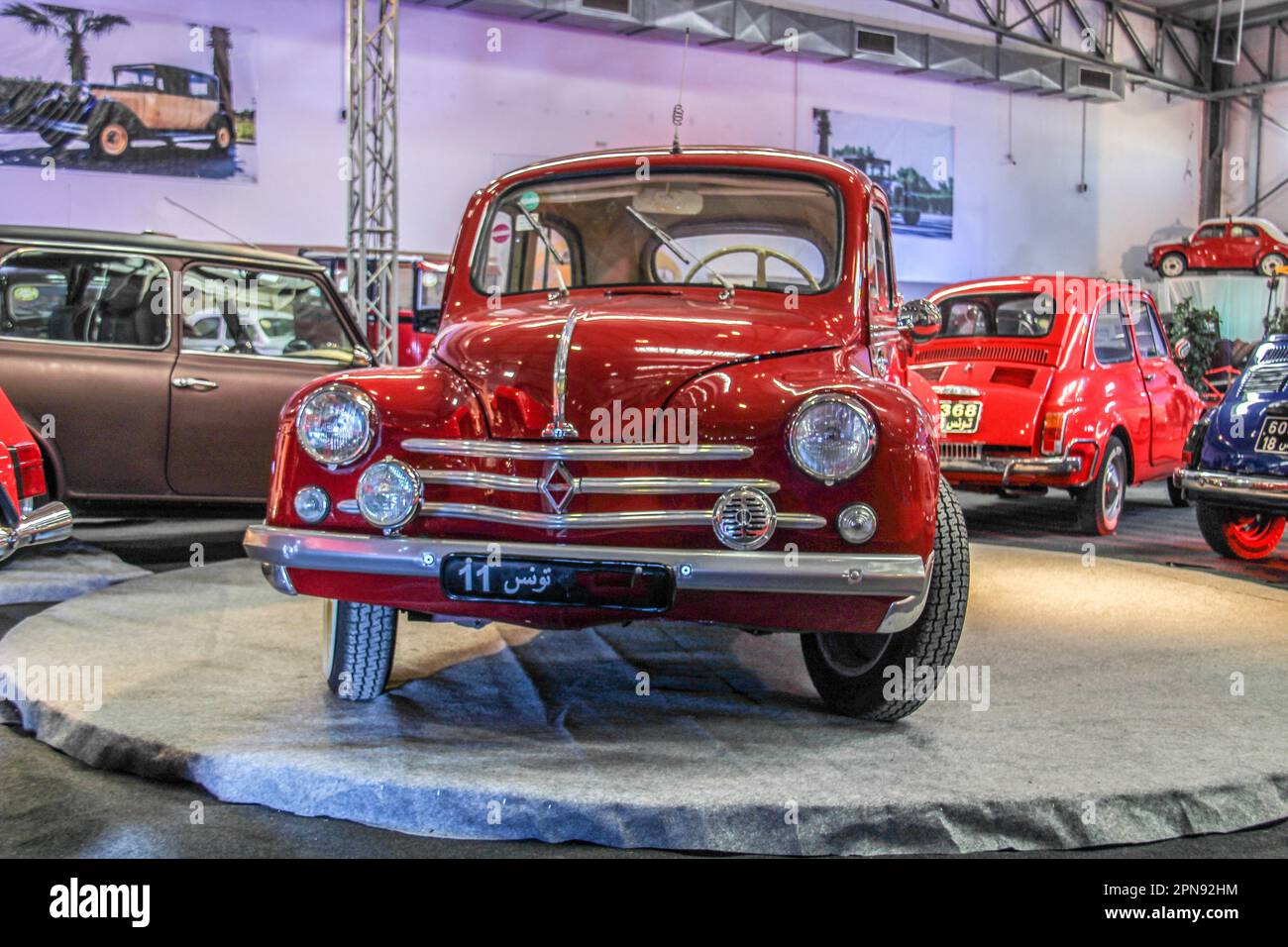 Voitures d'époque en exposition lors d'un salon de l'auto. Banque D'Images