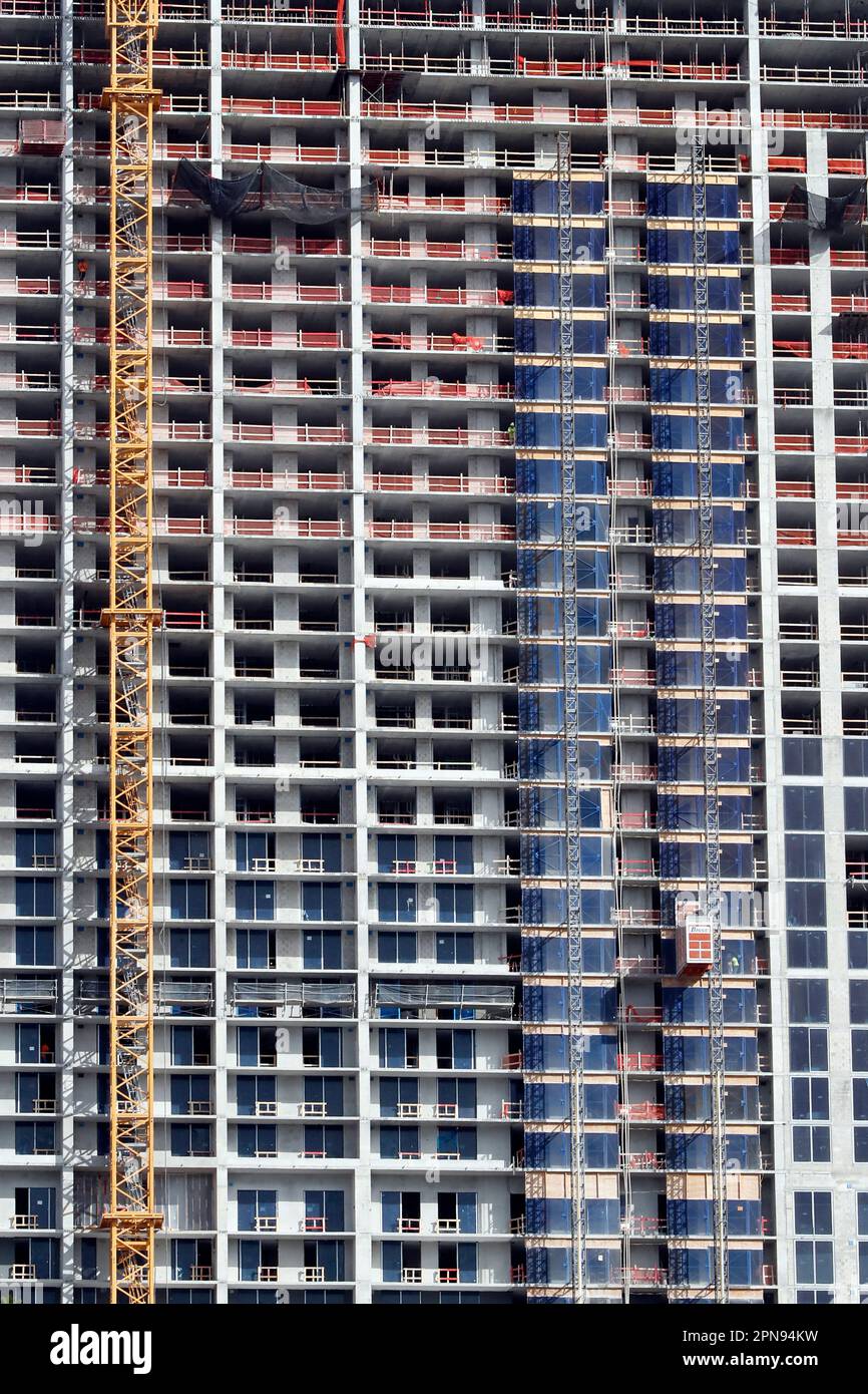 Bâtiment avec fenêtres colorées sur la façade. Construction, rénovation et design. Miami, Floride, États-Unis. Banque D'Images