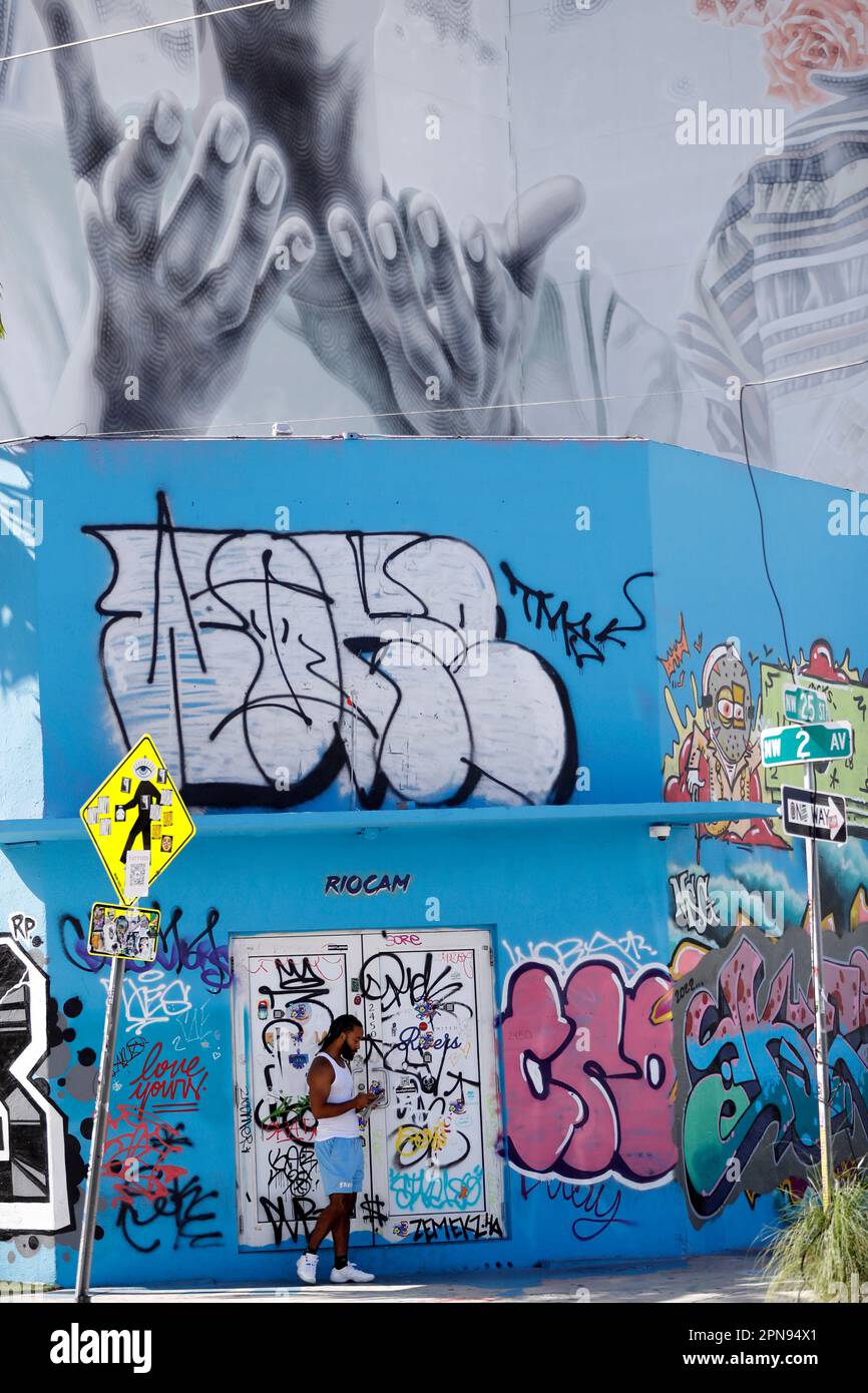Wynwood Walls Miami graffiti. Wynwood est un quartier de Miami bien connu pour ses graffitis et son art de la rue Miami, Floride, États-Unis. Banque D'Images