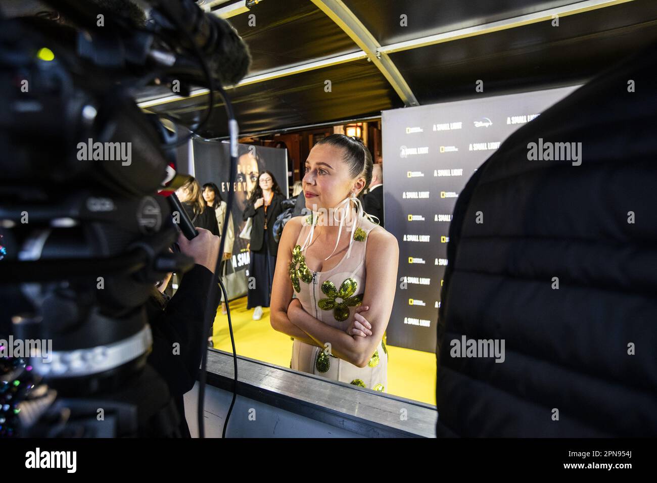 AMSTERDAM - appelez Powley sur le tapis rouge lors de la première européenne d'Une petite lumière, une nouvelle série Disney+ sur la vie de Miep Gies. ANP EVA PLEVIER pays-bas sortie - belgique sortie Banque D'Images