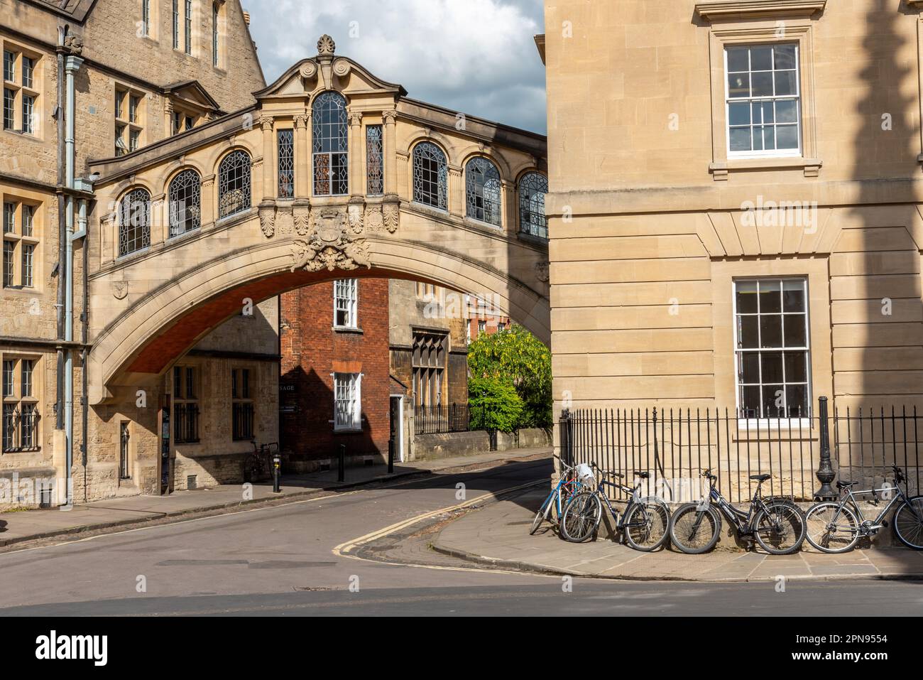 Le pont Hertford, souvent appelé le pont des Soupirs, est un skyway reliant deux parties du Collège Hertford au-dessus de New College Lane à Oxford, en Angleterre. Banque D'Images