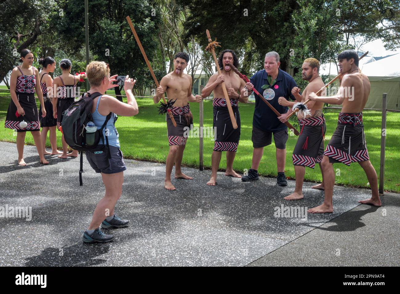 Touristes posant pour une photographie avec des artistes maoris sur le terrain du Traité de Waitangi, Île du Nord, Nouvelle-Zélande Banque D'Images Touristes posant pour une photographie avec des artistes maoris sur le terrain du Traité de Waitangi, Île du Nord, Nouvelle-Zélande Banque D'Images