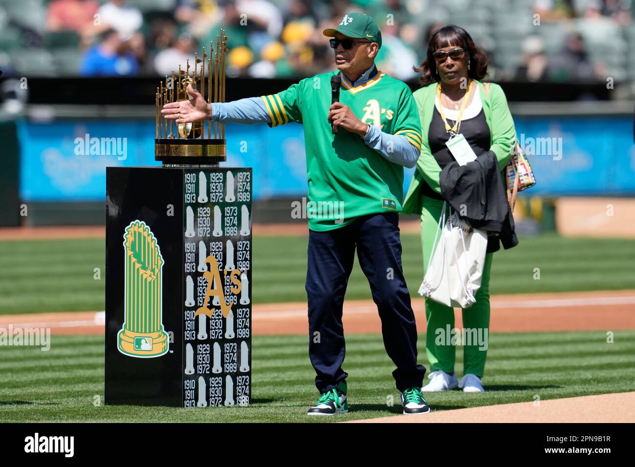 Former Oakland Athletics player Reggie Jackson during a ceremony honoring the Athletics' 1973 World Series championship team before a baseball game between the Athletics and the New York Mets in Oakland, Calif., Sunday, April 16, 2023. (AP Photo/Jeff Chiu) Banque D'Images