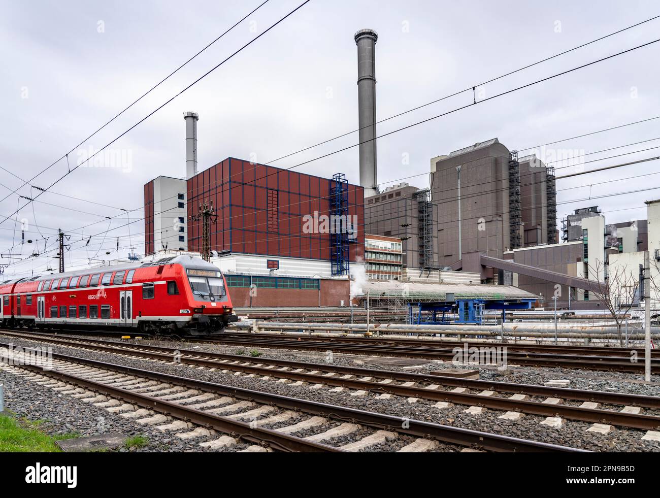Mainova Heizkraftwerk West, brûle le charbon et le gaz naturel pour produire de l'électricité et le chauffage urbain, la chaleur et l'énergie combinées, ligne de chemin de fer, RegionalExp Banque D'Images