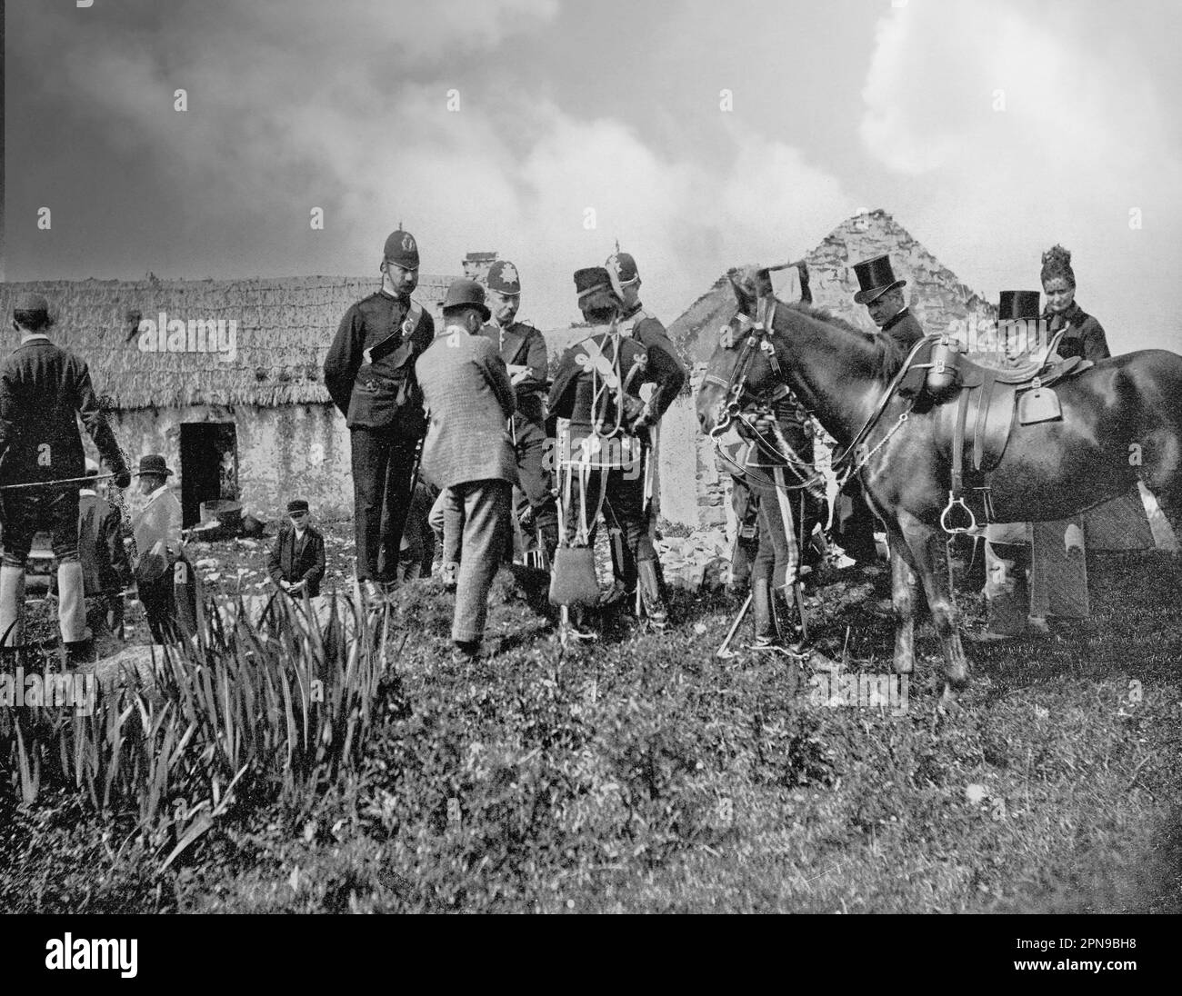 Une scène d'expulsion à Vandaluer, comté de Clare au milieu du 19th siècle. Les occupants à volonté étaient en grande partie nourris par des propriétaires anglo-irlandais lorsqu'ils sont tombés dans des temps difficiles, souvent à la suite de la Grande famine irlandaise . Banque D'Images