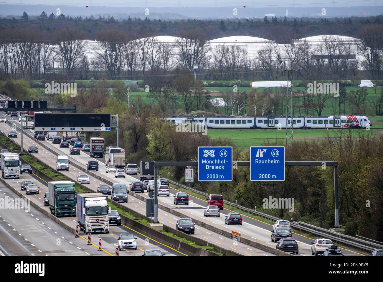 Autoroute A3 près de Flörsheim, avant la jonction de l'autoroute Mönchhof, rétrécissement des voies en raison d'un chantier de construction, ligne de train régional, train local Banque D'Images