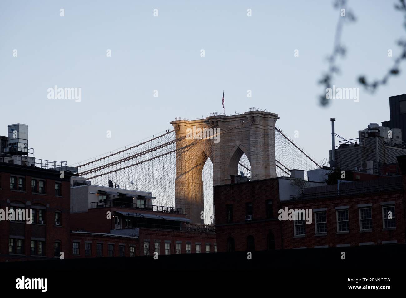 Dernier feu sur le pont de Brooklyn, vu depuis Lower Manhattan, New York. Banque D'Images