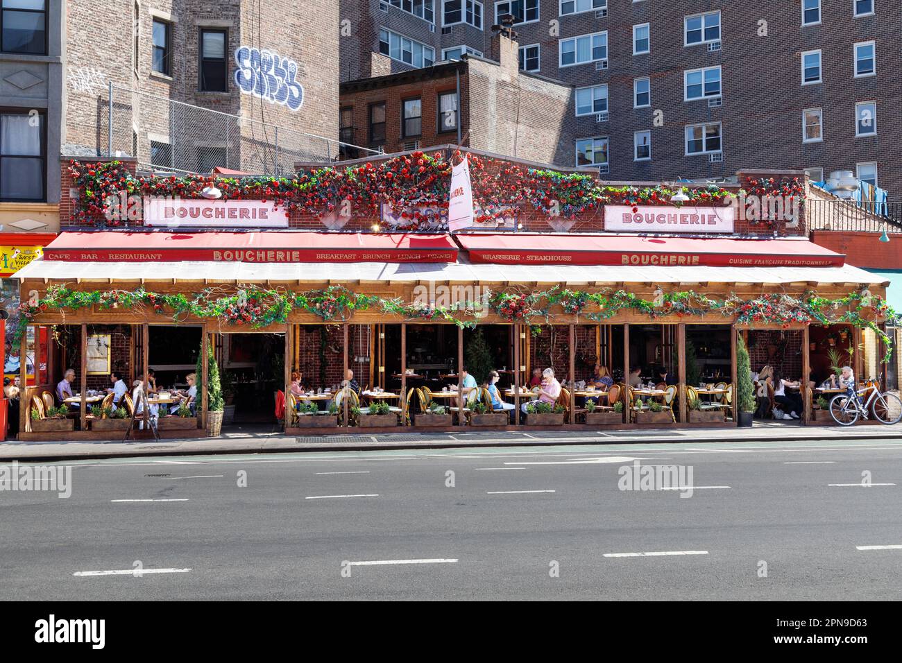 Les gens dînent en plein air à boucherie, restaurant français à West Village, New York. Banque D'Images