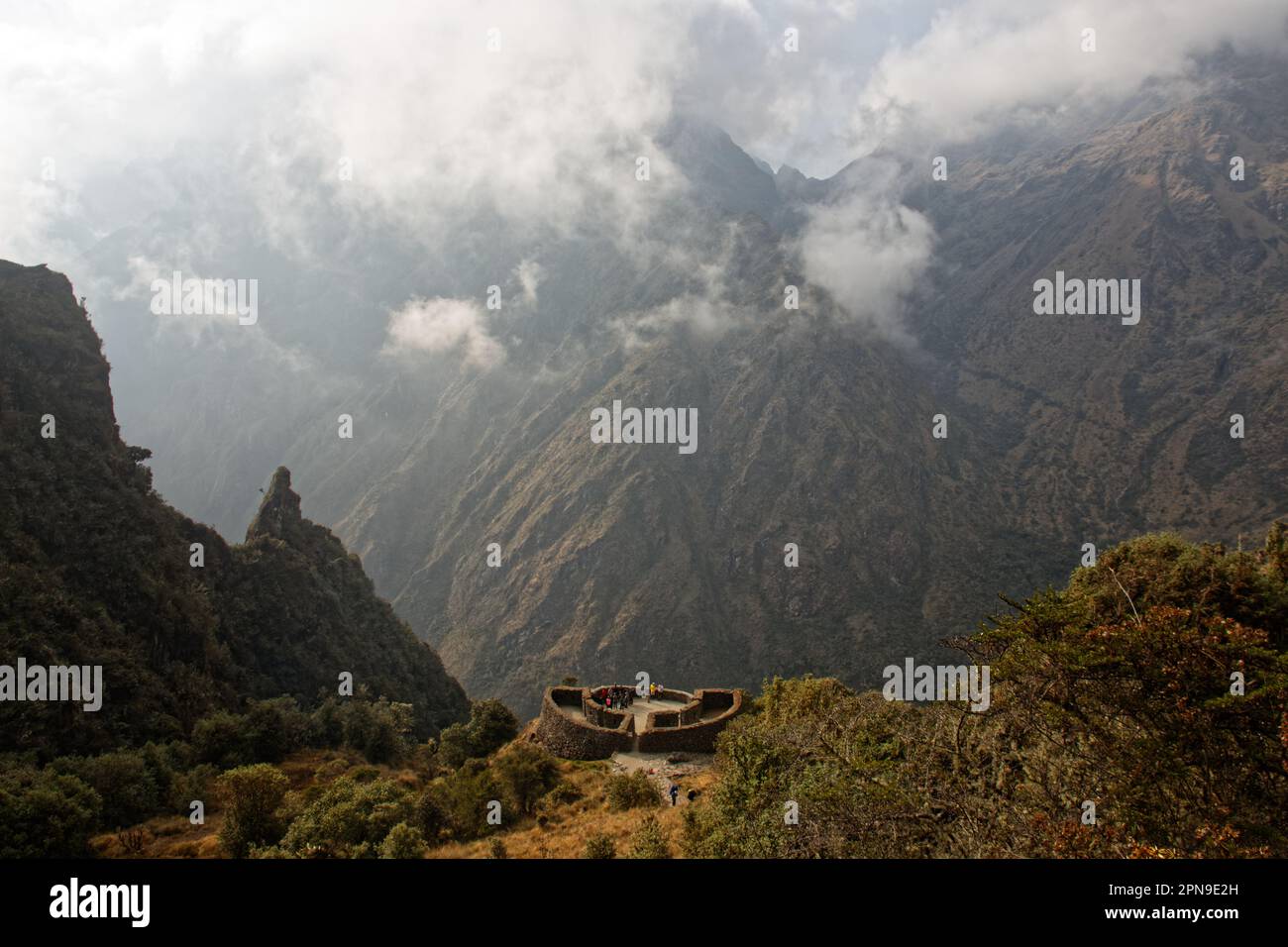 Les ruines de Tambo Runkuraqay, vue de Abra Runkuraqay, le long de la piste Inca Banque D'Images