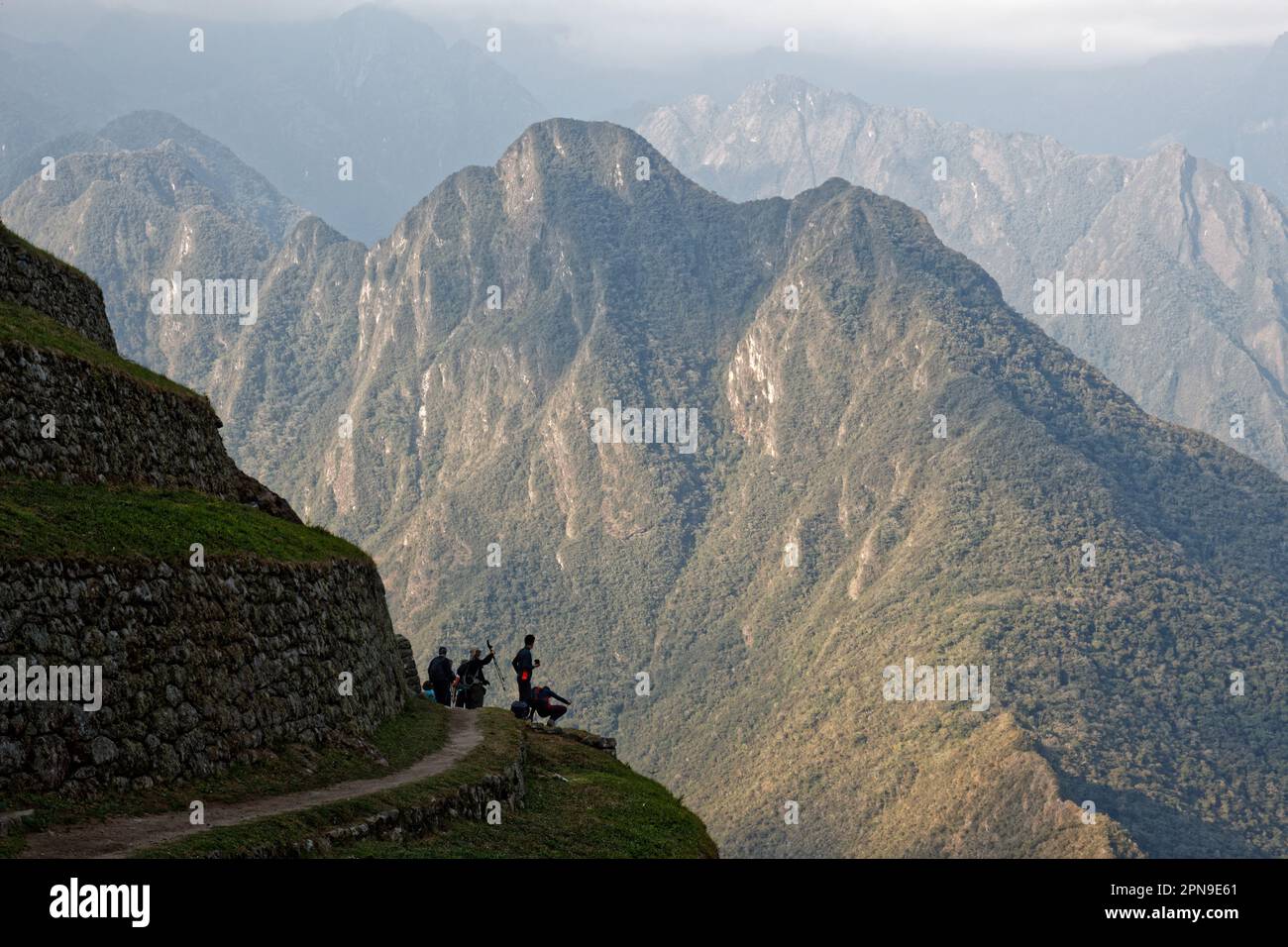 Un groupe de touristes se prépare à poursuivre leur voyage vers Machu Picchu le long du sentier de l'Inca au Pérou Banque D'Images