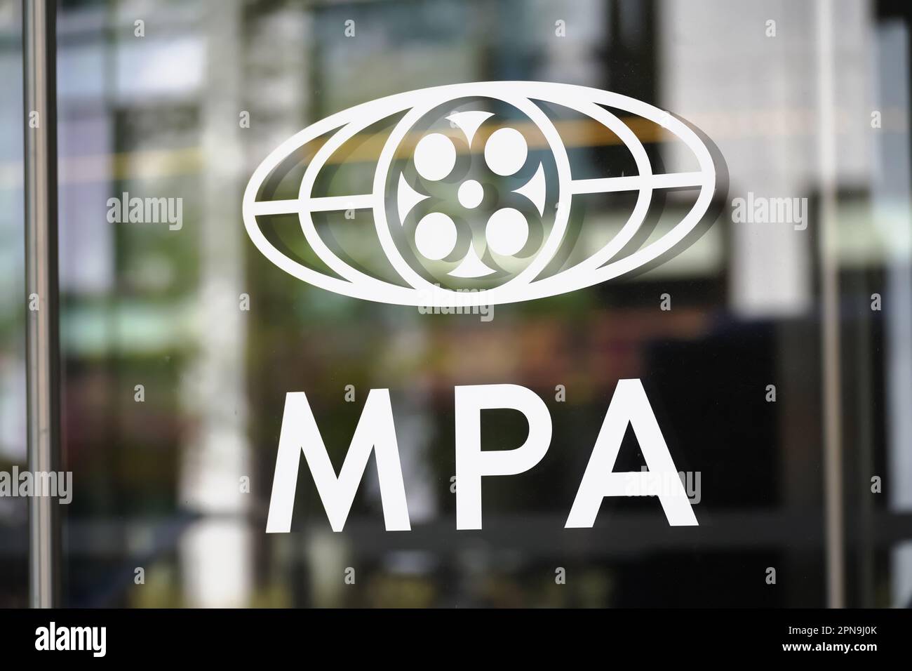 Washington, DC - 4 avril 2023 : Motion Picture Association of America Corporate Office Building entrée fenêtre close up ou MPA logo. MPA ou MPAA pro Banque D'Images
