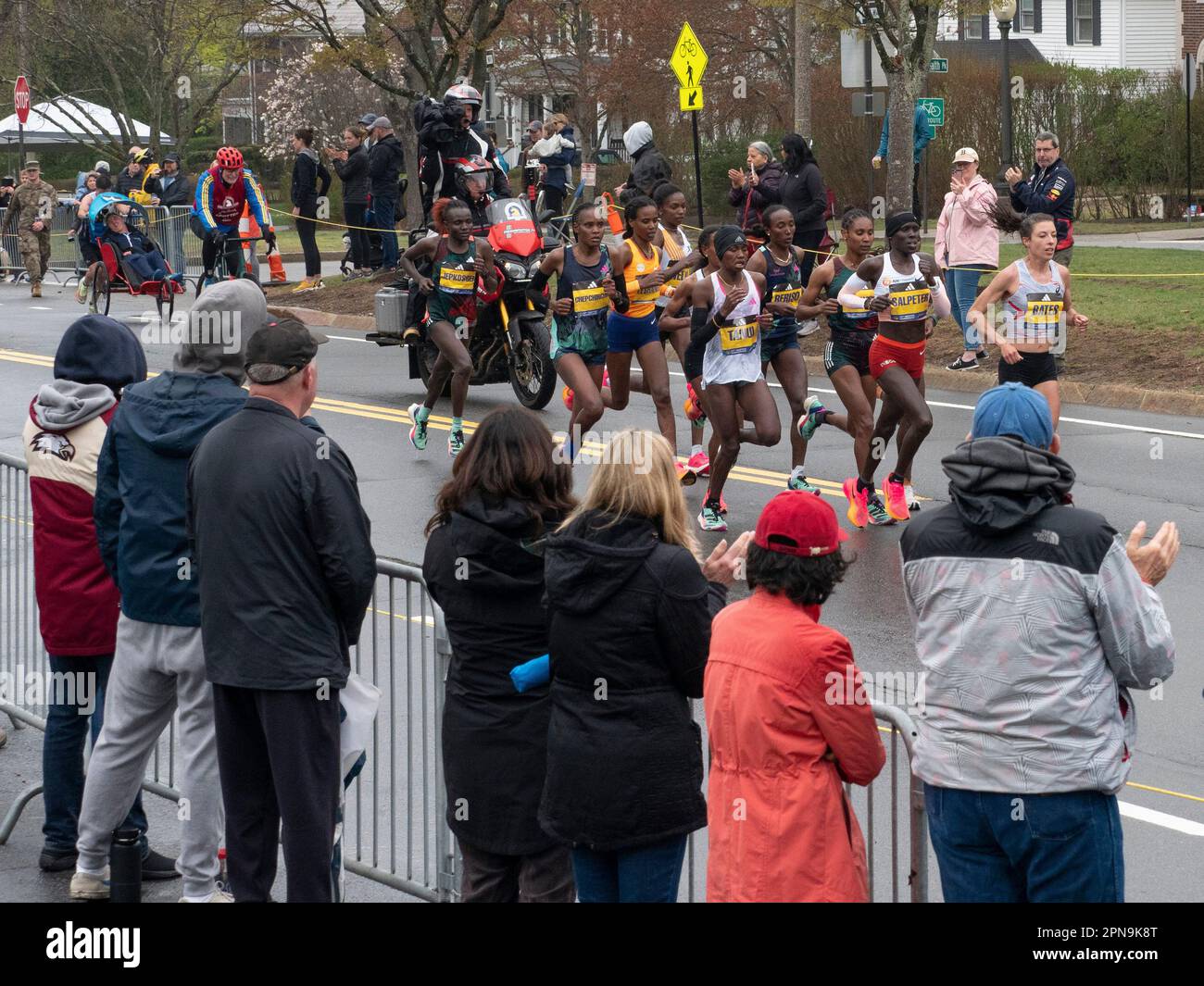 Newton, Massachusetts, États-Unis. 17th avril 2023. Les coureuses d'élite ont couru dans un paquet avant la partie la plus raide de la colline de Heartbreak de Boston MarathonÃs. LONAH. SALPETER, portant le short rouge, est arrivé troisième. Les foules enthousiastes se sont donné pour courage malgré la pluie. (Credit image: © Sue Dorfman/ZUMA Press Wire) USAGE ÉDITORIAL SEULEMENT! Non destiné À un usage commercial ! Crédit : ZUMA Press, Inc./Alay Live News Banque D'Images