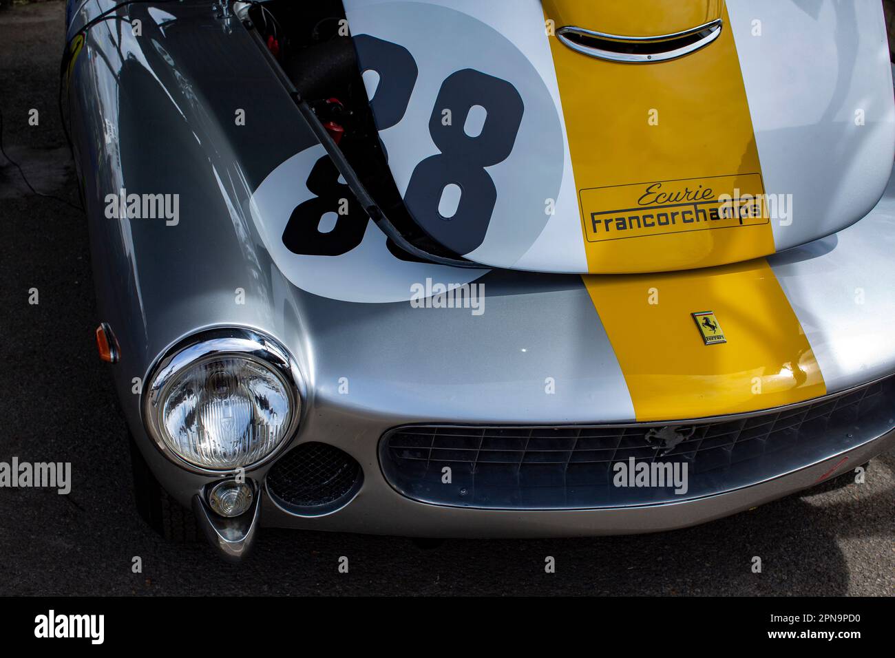 Ferrari 250 GTO voiture de sport avec capot ouvert à la réunion des membres au circuit automobile de Goodwood à West Sussex, Royaume-Uni. Banque D'Images