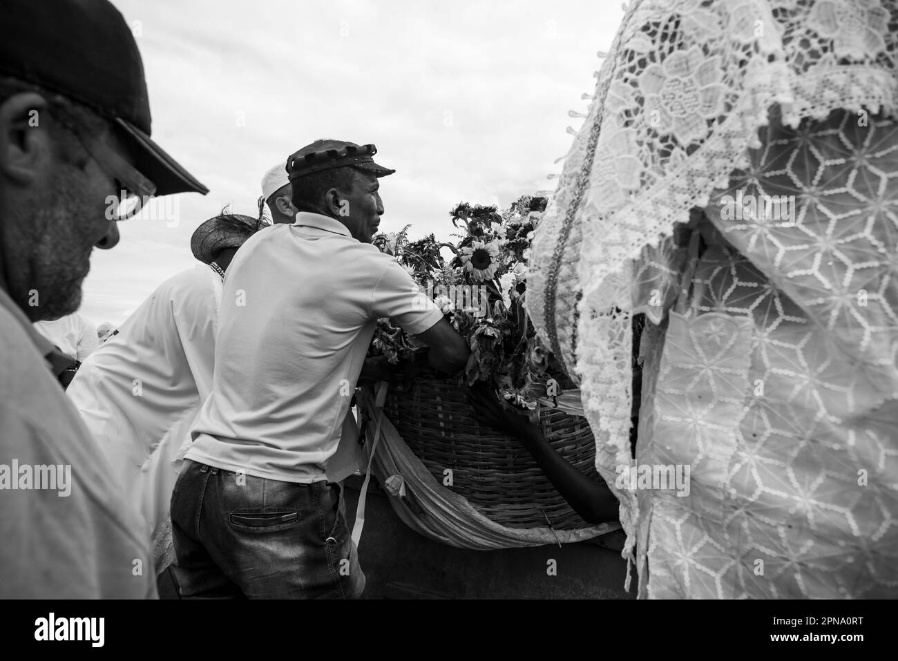 Santo Amaro, Bahia, Brésil - 15 mai 2022: Les membres de Candomble sont vus placer des cadeaux pour Iemanja sur la plage d'Itapema, pendant la célébration Bembe do Mercado Banque D'Images