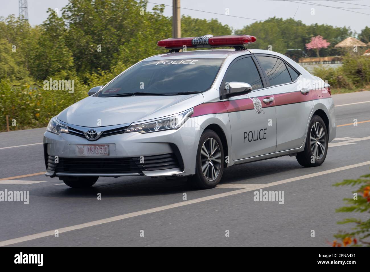 BANGKOK, THAÏLANDE, 24 2023 MARS, Une voiture de police conduit sur une route de banlieue Banque D'Images