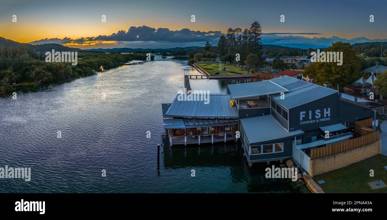 Vues aériennes au lever du soleil sur Fishermen's Wharf et Brisbane Water à Woy Woy sur la côte centrale, Nouvelle-Galles du Sud, Australie. Banque D'Images