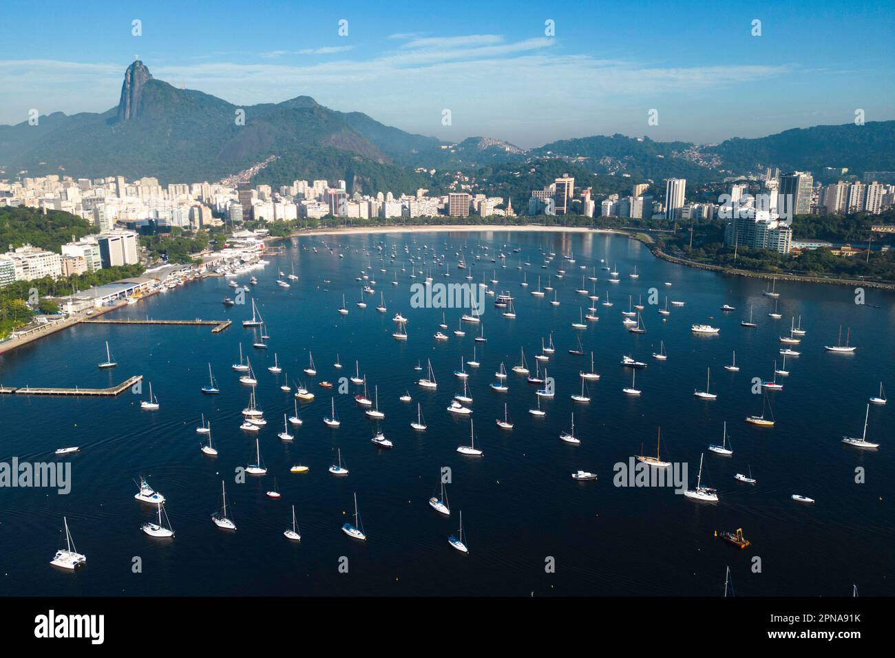 Vue aérienne de haut en bas des bateaux et bateaux amarrés à la baie de Gloria Marina à Rio de Janeiro Banque D'Images