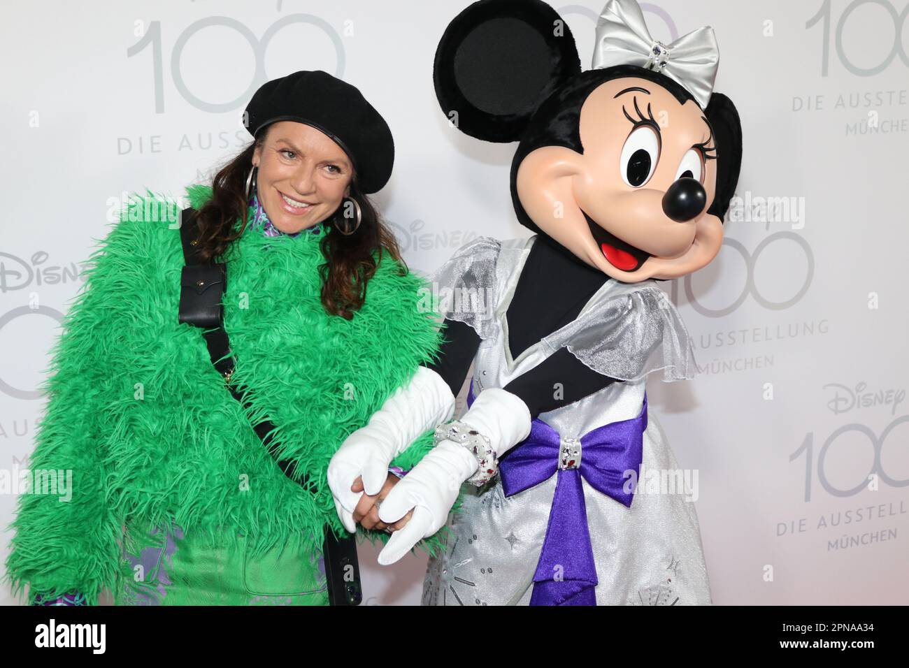 Munich, Allemagne . 17th avril 2023. Munich, Allemagne, 17. Avril 2023 ; Christine NEUBAUER, actrice, posant avec Micky Mouse Schauspielerin, vu lors de l'ouverture VIP à l'événement DE divertissement DISNEY 100 exposition qui a eu lieu au petit hall Olympia à Munich Allemagne le 17. Avril 2023. Image et copyright Arthur THILL/ATP images (THILL Arthur/ATP/SPP) crédit: SPP Sport Press photo. /Alamy Live News Banque D'Images