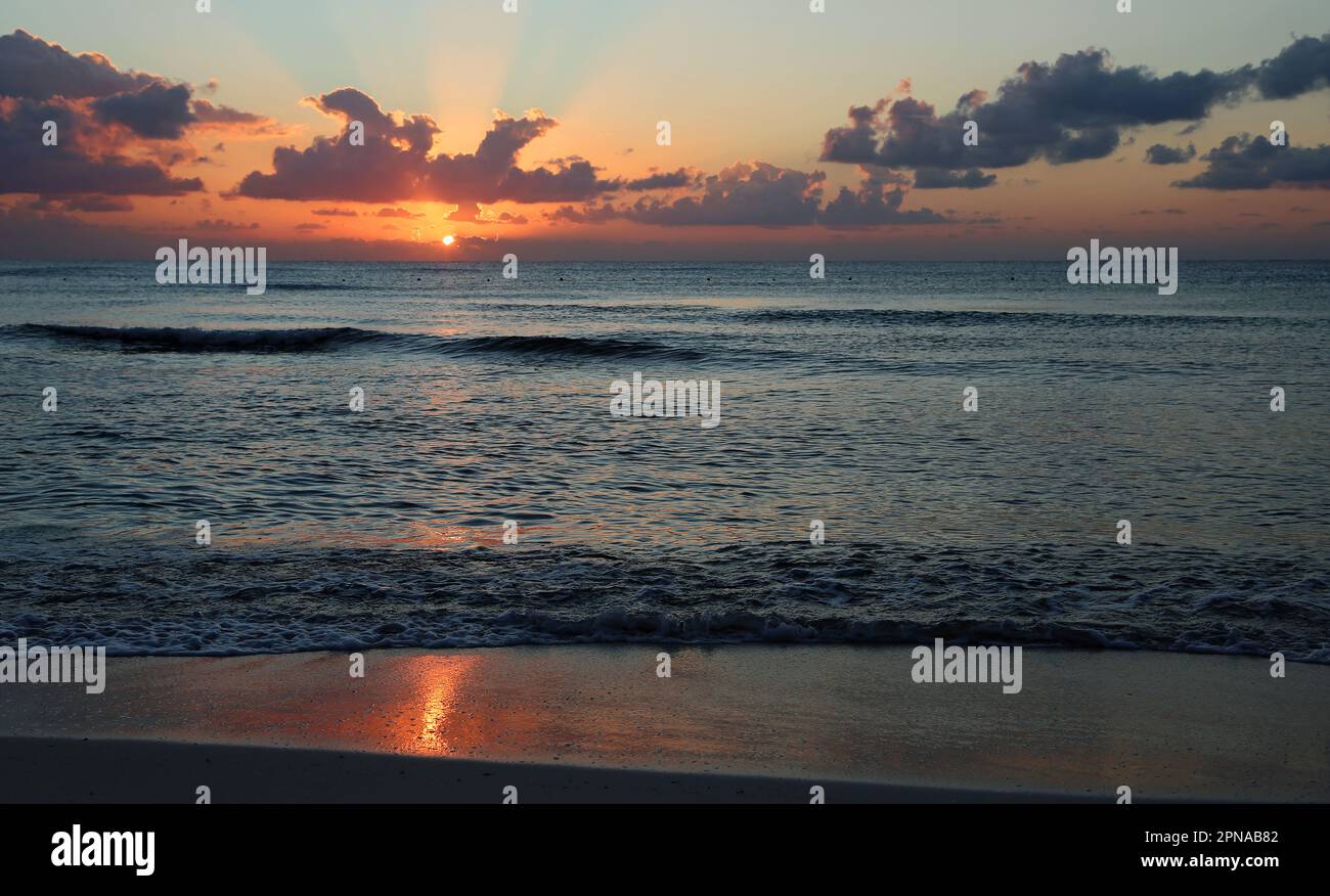 Lever du soleil sur la mer des Caraïbes - Mexique Banque D'Images
