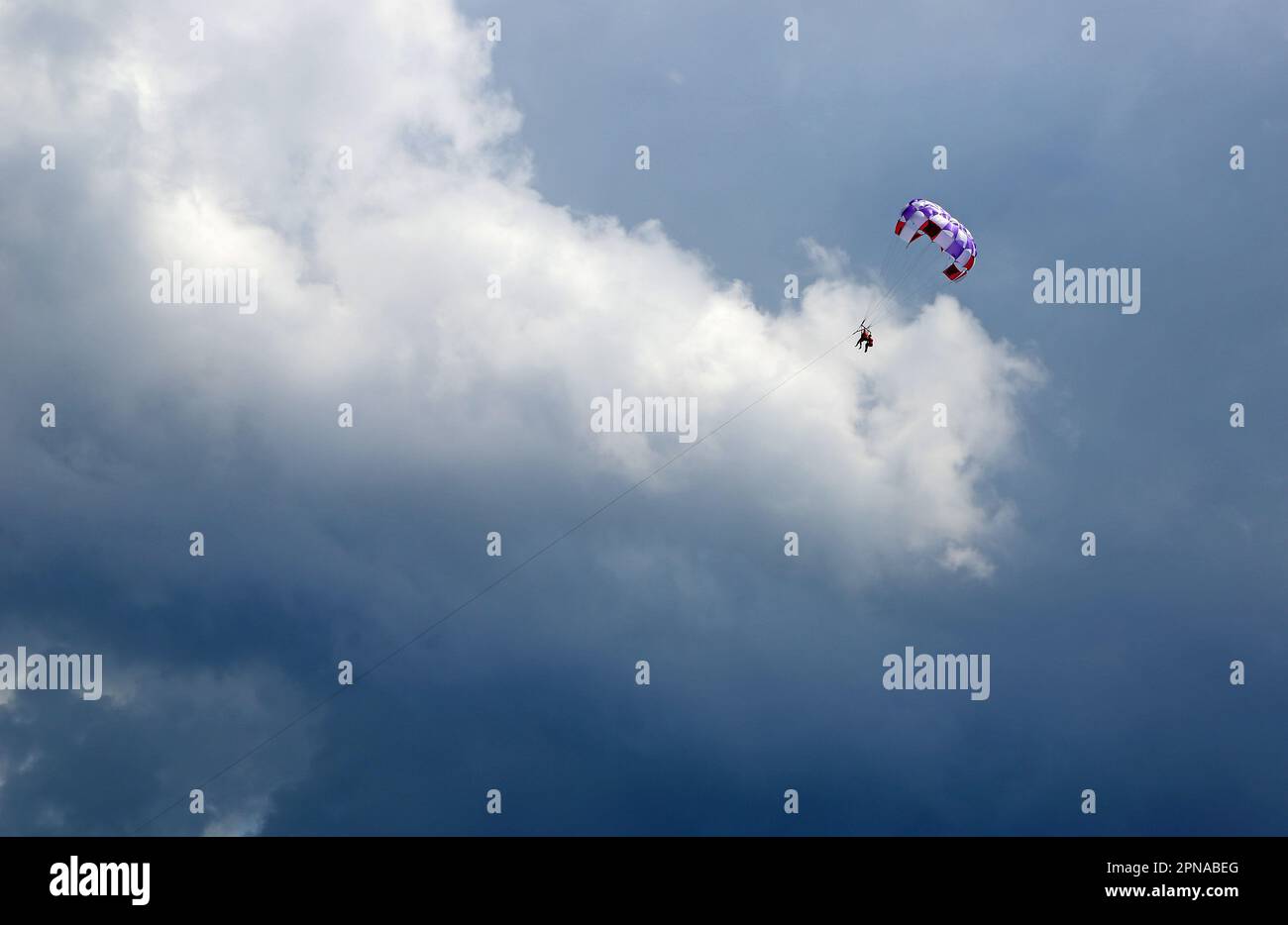 Parachute ascensionnel et nuages Banque D'Images