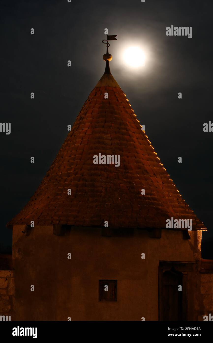 Girouette sur le toit d'un bâtiment historique en face d'une pleine lune laiteuse, haute-Bavière, Bavière, Allemagne Banque D'Images