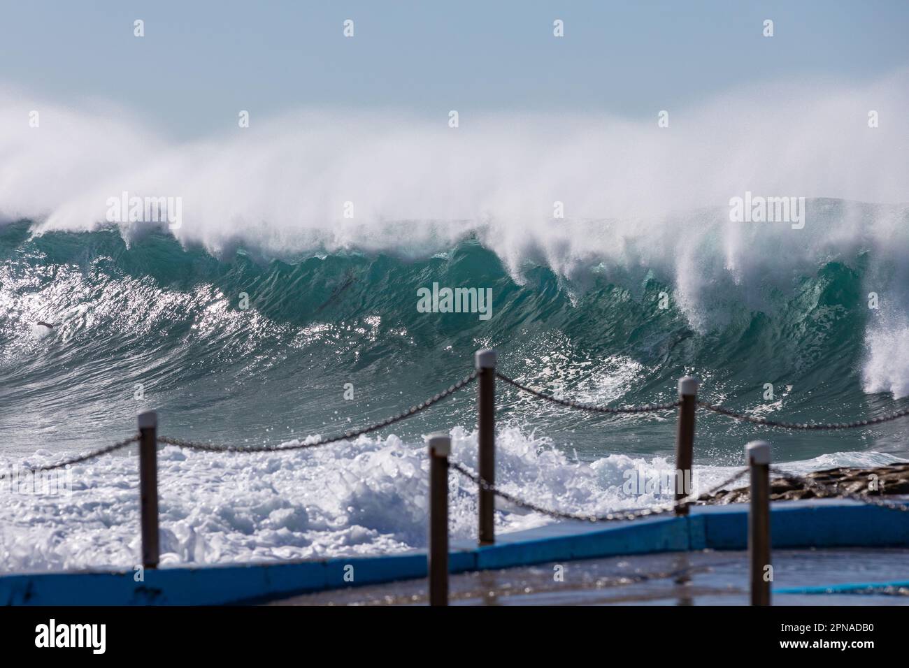 Des vagues se brisent au-dessus de Dee Why Beach Rockpools, piscines sur l'océan Banque D'Images