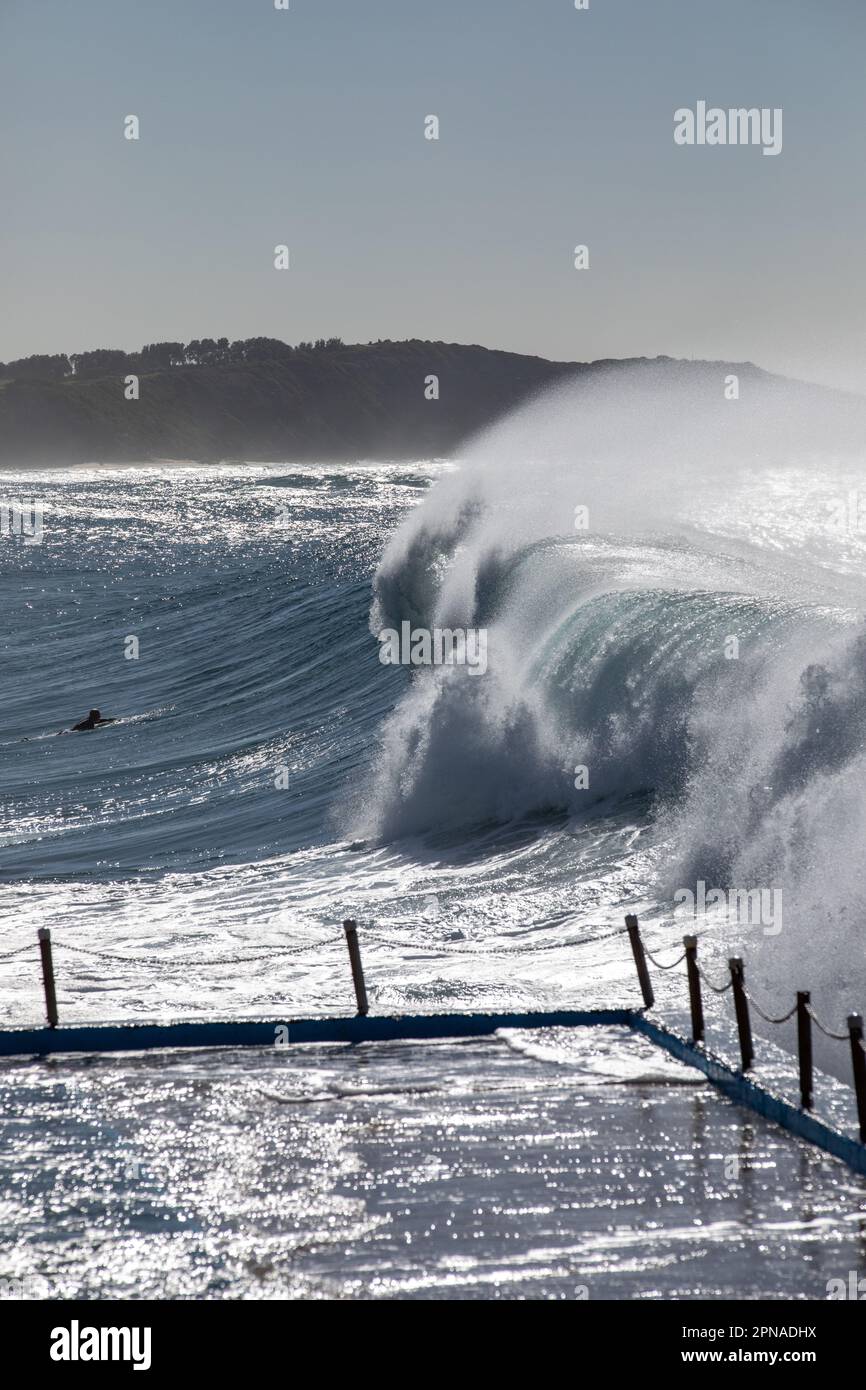 Des vagues se brisent au-dessus de Dee Why Beach Rockpools, piscines sur l'océan Banque D'Images