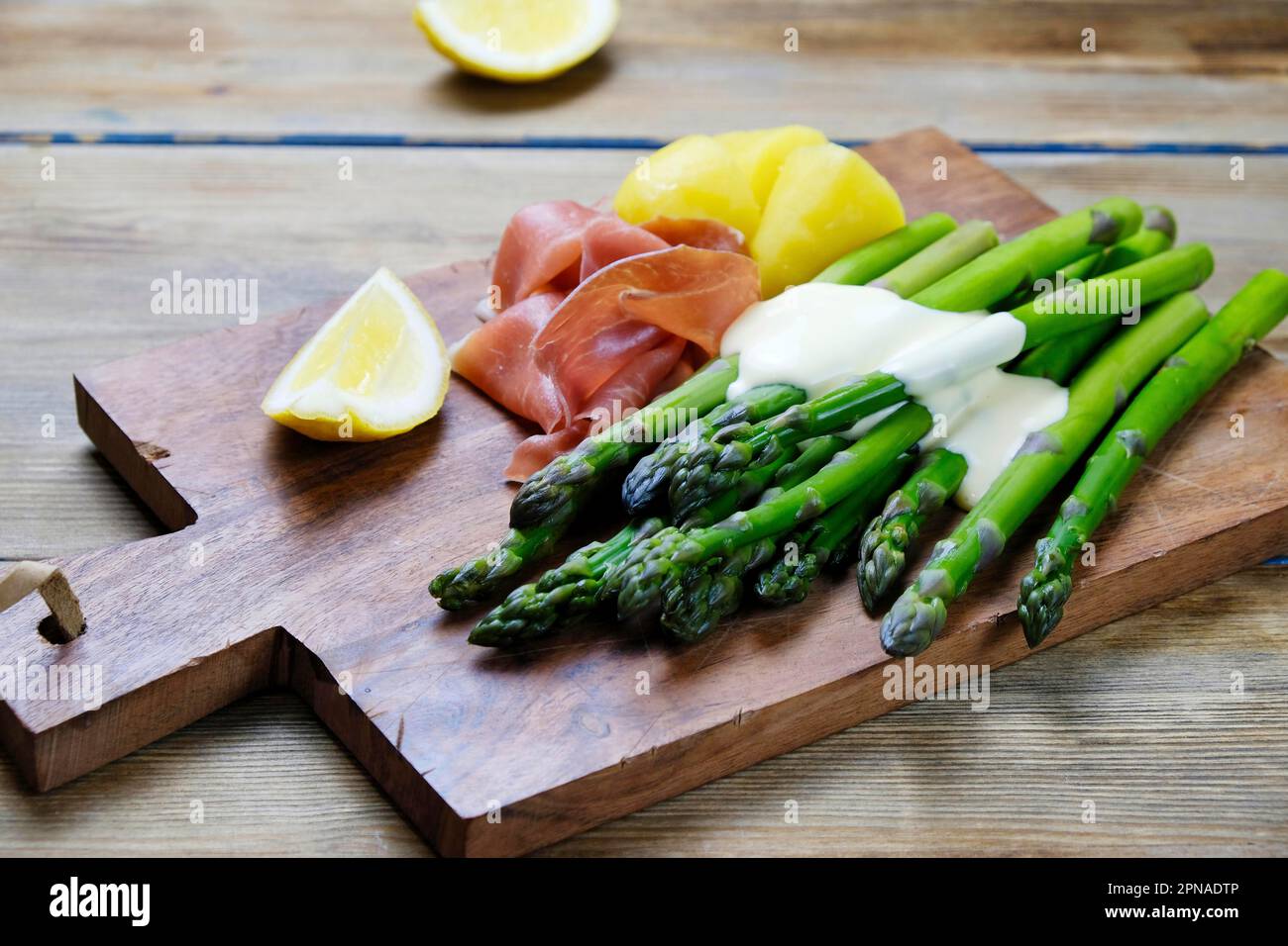 Asperges vertes avec sauce au jambon et au beurre Banque D'Images