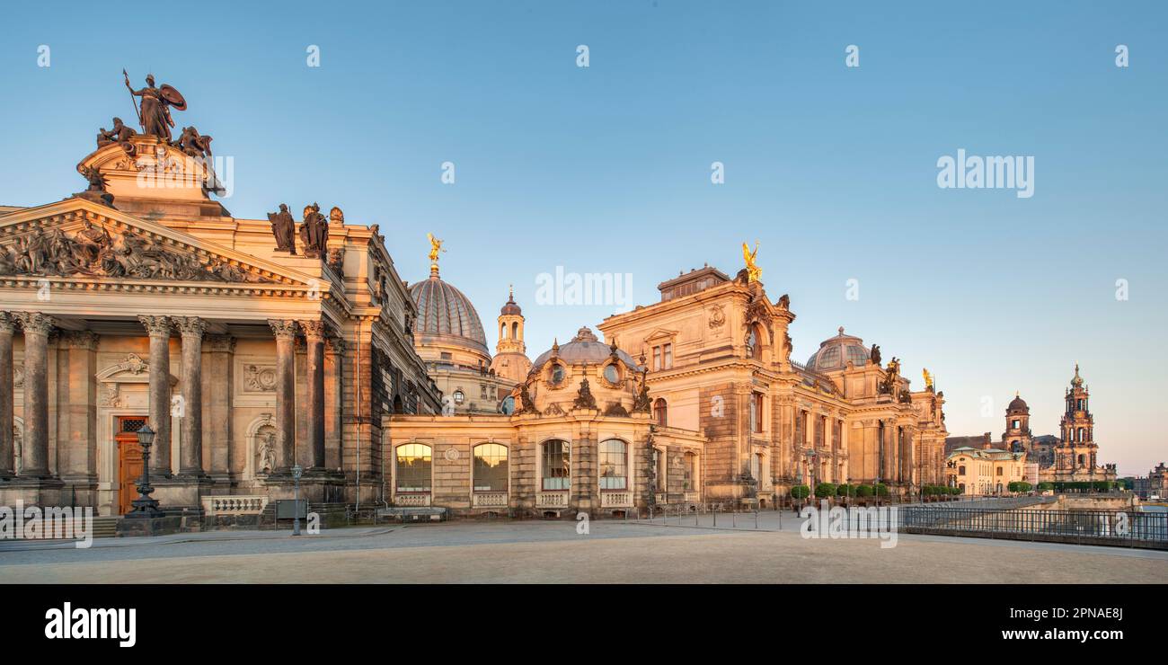 Panorama, la terrasse Bruehl au premier matin, vue sur la ville avec l'Académie des Arts, l'église de la Cour et la résidence Palace, la vieille ville, Dresde Banque D'Images