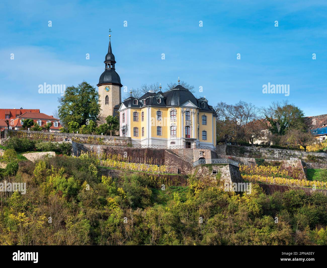 Châteaux de Dornburg, château de Rococo et tour de l'église de la haute ville, vallée de Saale, Dornburg-Camburg, Thuringe, Allemagne Banque D'Images