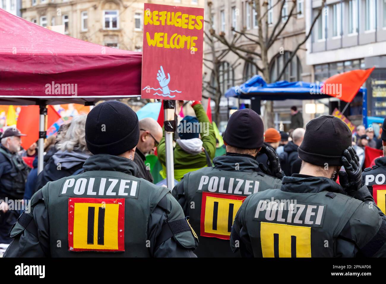 Manifestation à Stuttgart, accueil des réfugiés, accueil des réfugiés, policiers, Stuttgart, Bade-Wurtemberg, Allemagne Banque D'Images
