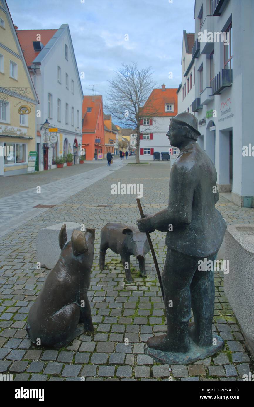 Sculptures à la fontaine Piggy avec Pig Figure and Man, Waetteplatz, Guenzburg, Bavière, Allemagne Banque D'Images