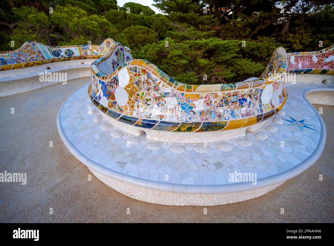 Bancs avec mosaïque colorée, Parc Gueell, parc par Antoni Gaudi, Catalogne, Espagne Banque D'Images