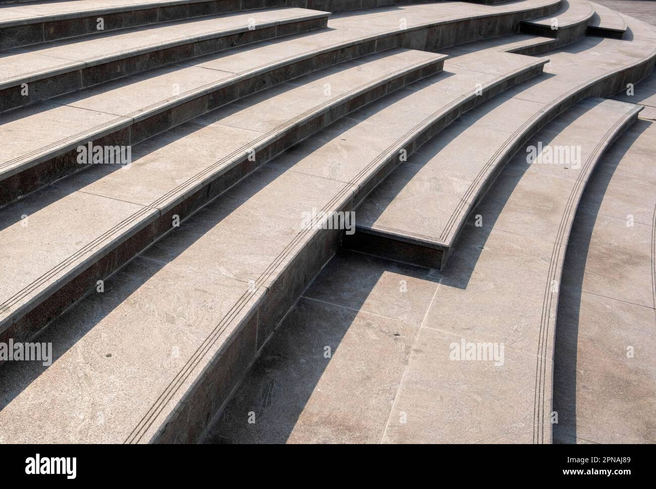 Vue de jour sur les escaliers de la foudre au village culturel de Katara, Doha, Qatar Banque D'Images