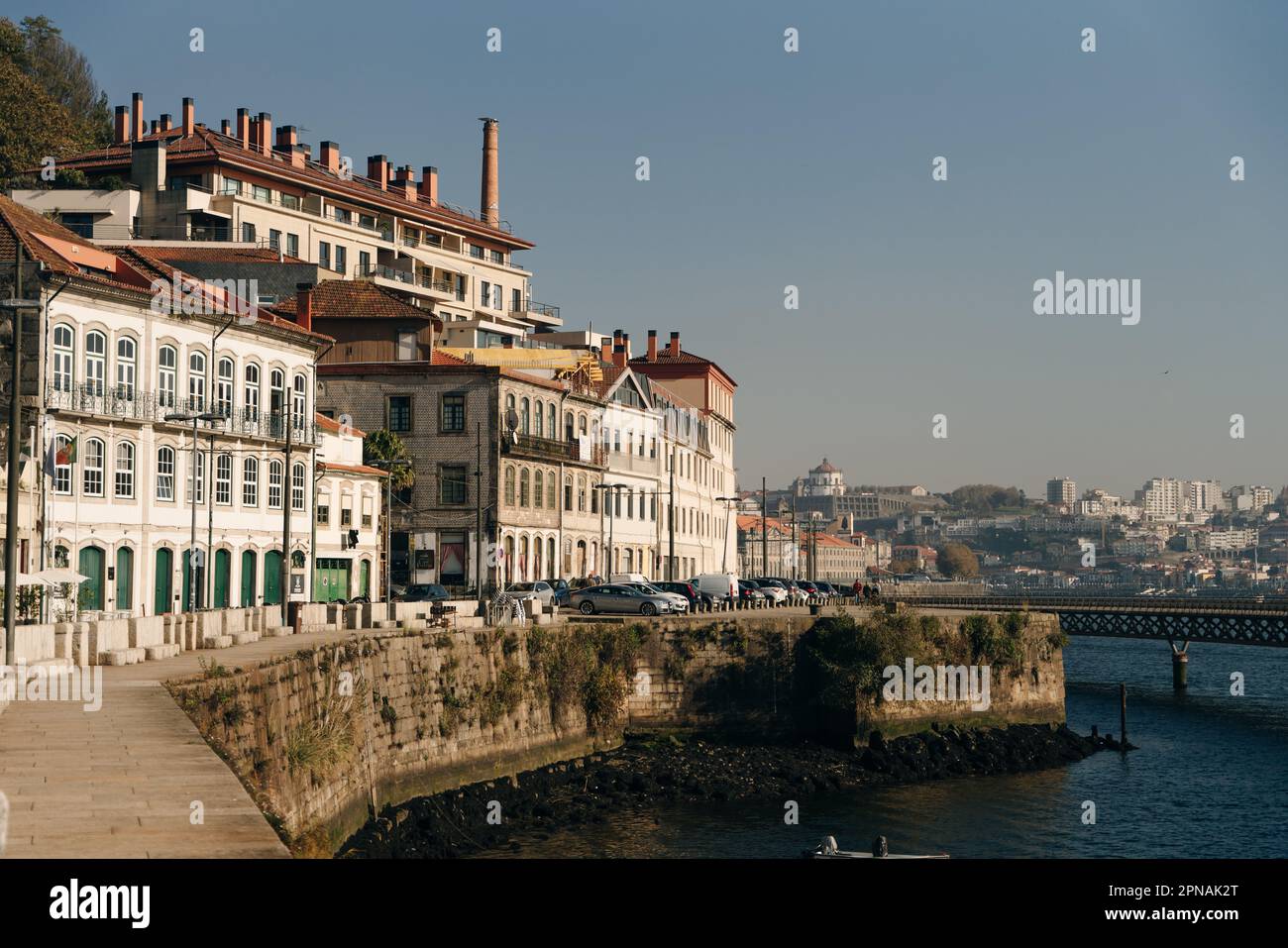 PORTO, PORTUGAL - Mars 2022 Maisons et fontaine à Cais das Pedras à Porto. Photo de haute qualité Banque D'Images