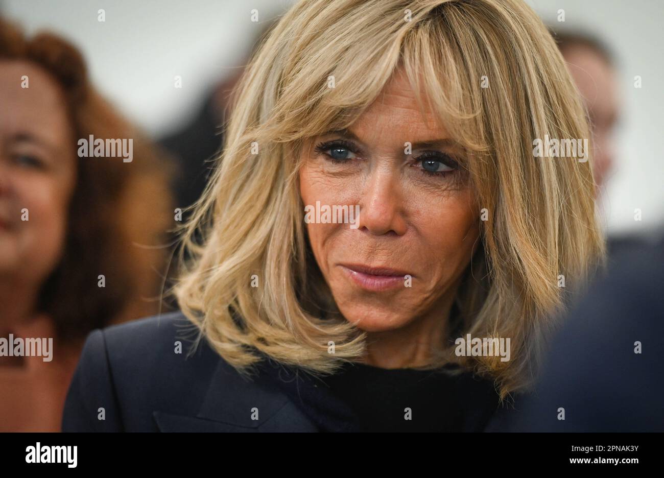 Cergy Pontoise, France. 17th avril 2023. Brigitte Macron, femme du Président français, lors d'une visite au club d'athlétisme Cergy-Pontoise Val d'Oise à l'occasion du D-500 anniversaire de l'ouverture des Jeux paralympiques de Paris 2024 pour promouvoir les bienfaits du sport pour les personnes handicapées et l'importance des clubs adoptant une approche inclusive sur 17 avril, 2023. Photo de Tomas Stevens/ABACAPRESS.COM crédit: Abaca Press/Alay Live News Banque D'Images