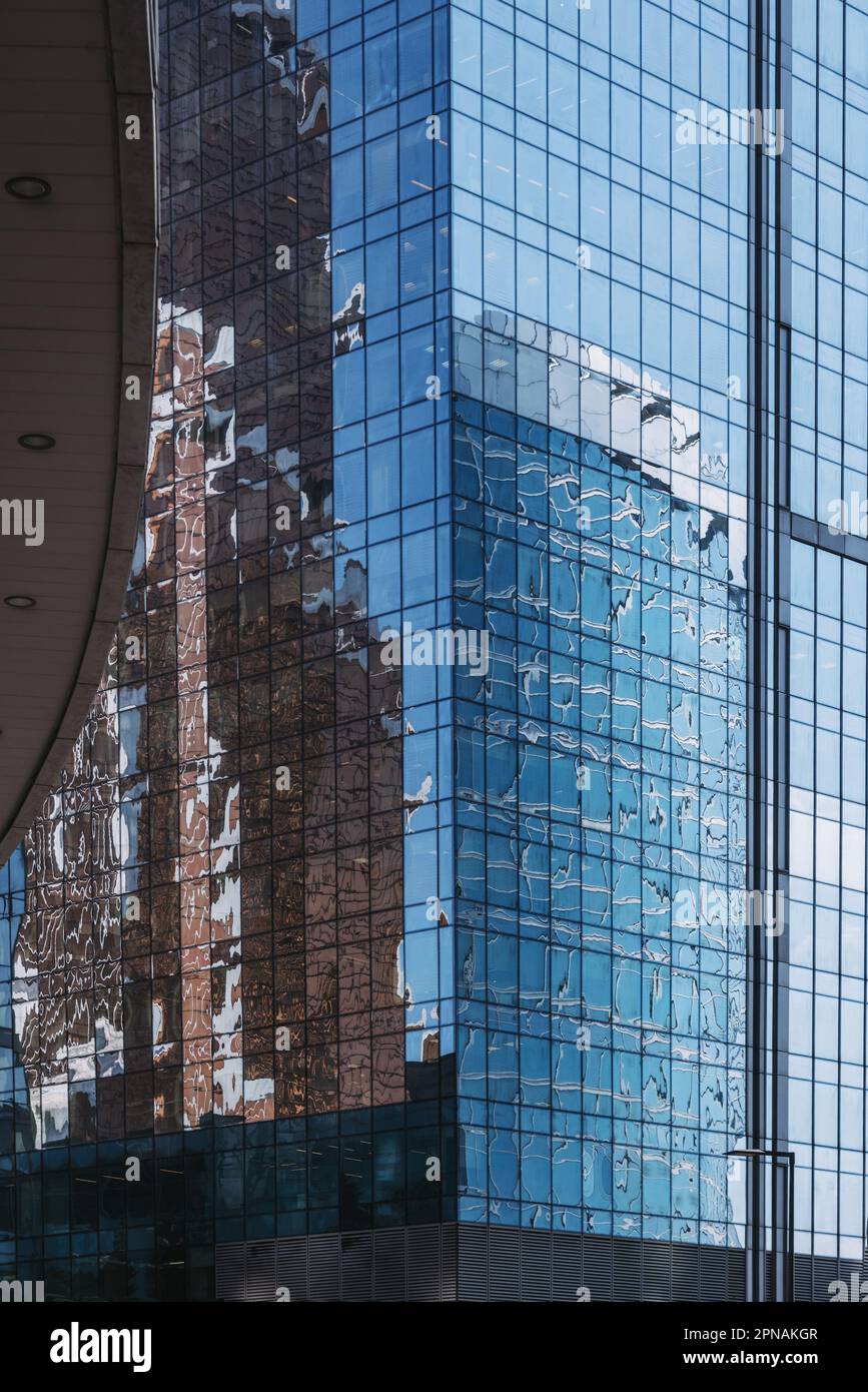 Vue sur le mur de verre de la tour avec reflet des gratte-ciels dans le centre d'affaires de la ville de Moscou. Moscou. Russie Banque D'Images Vue sur le mur de verre de la tour avec reflet des gratte-ciels dans le centre d'affaires de la ville de Moscou. Moscou. Russie Banque D'Images