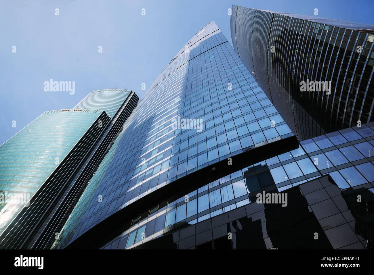 Vue vers le haut des gratte-ciels modernes dans le centre d'affaires de la ville de Moscou sur fond bleu ciel. Moscou. Russie Banque D'Images Vue vers le haut des gratte-ciels modernes dans le centre d'affaires de la ville de Moscou sur fond bleu ciel. Moscou. Russie Banque D'Images