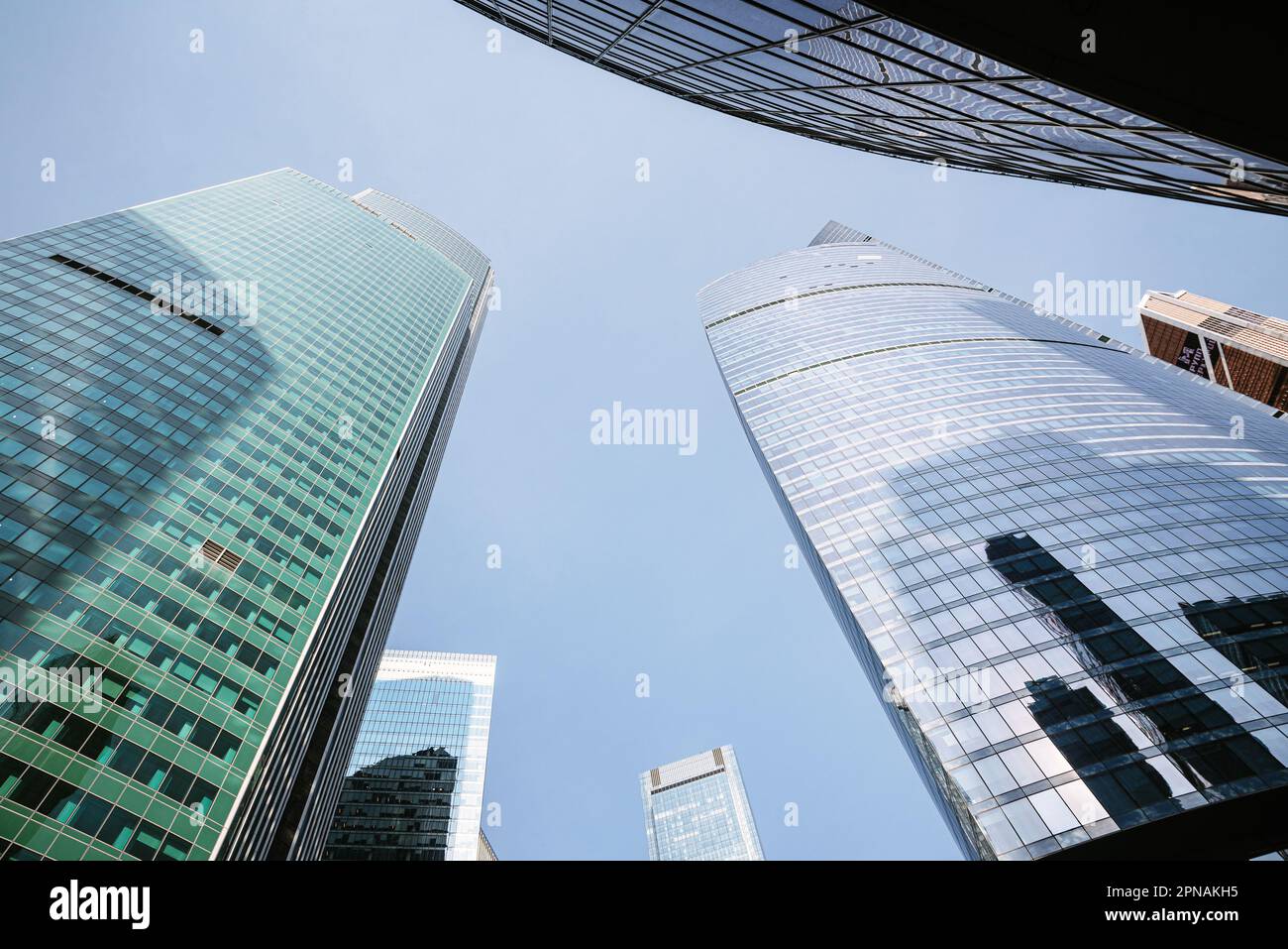 Vue vers le haut des gratte-ciels modernes dans le centre d'affaires de la ville de Moscou sur fond bleu ciel. Moscou. Russie Banque D'Images Vue vers le haut des gratte-ciels modernes dans le centre d'affaires de la ville de Moscou sur fond bleu ciel. Moscou. Russie Banque D'Images