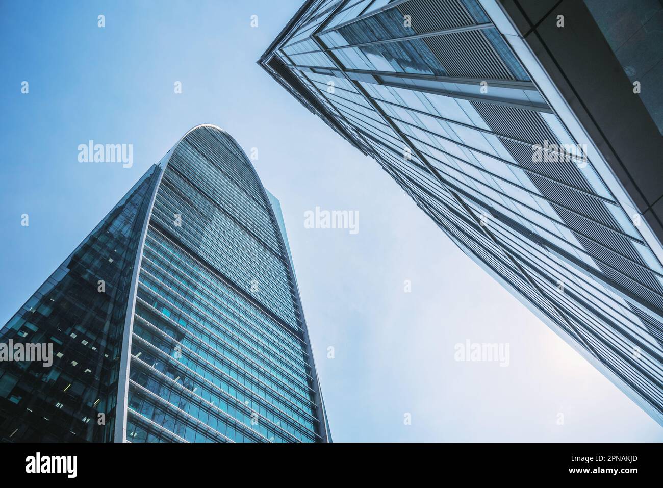 Gratte-ciels dans le quartier des affaires de Moscou sur fond bleu ciel. Moscou. Russie Banque D'Images Gratte-ciels dans le quartier des affaires de Moscou sur fond bleu ciel. Moscou. Russie Banque D'Images