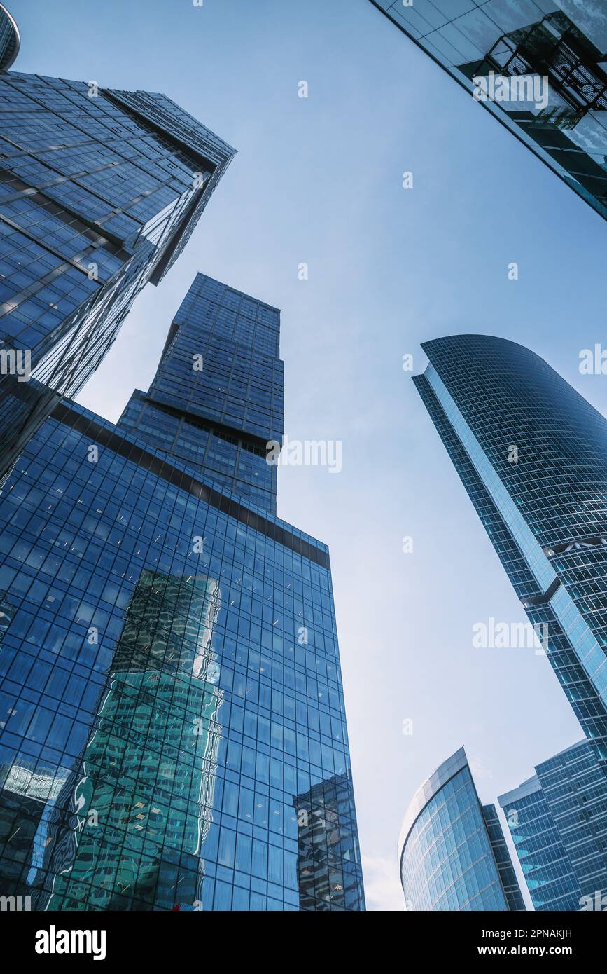 Vue vers le haut des gratte-ciels modernes dans le centre d'affaires de la ville de Moscou sur fond bleu ciel. Moscou. Russie Banque D'Images Vue vers le haut des gratte-ciels modernes dans le centre d'affaires de la ville de Moscou sur fond bleu ciel. Moscou. Russie Banque D'Images