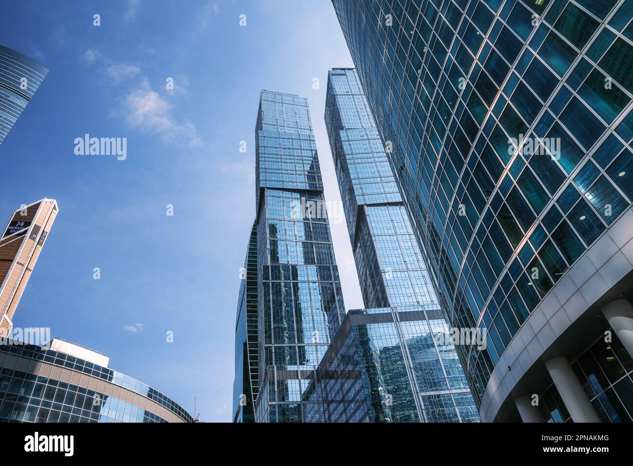 Gratte-ciels dans le quartier des affaires de Moscou. Vue de bas en haut des tours sur fond bleu ciel. Moscou. Russie Banque D'Images Gratte-ciels dans le quartier des affaires de Moscou. Vue de bas en haut des tours sur fond bleu ciel. Moscou. Russie Banque D'Images
