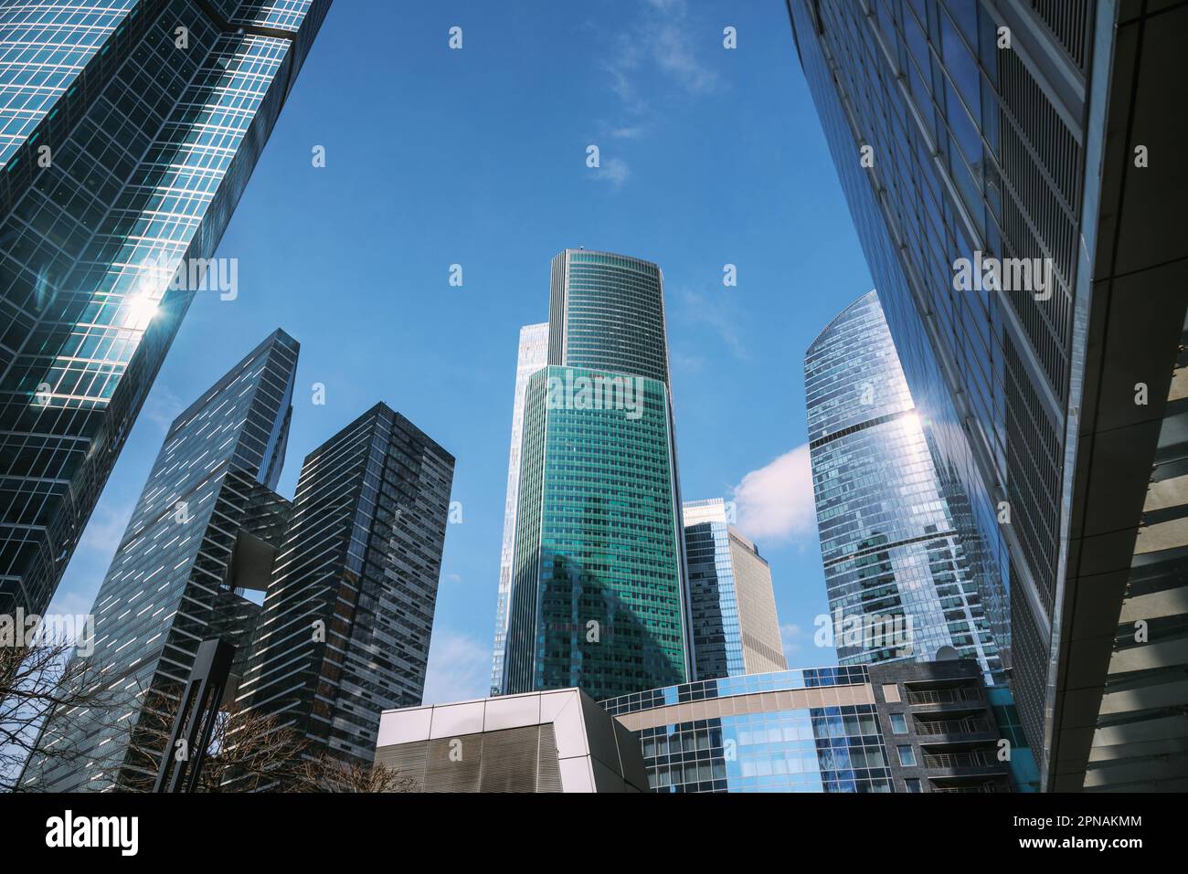 Gratte-ciels dans le quartier des affaires de Moscou sur fond bleu ciel. Moscou. Russie Banque D'Images Gratte-ciels dans le quartier des affaires de Moscou sur fond bleu ciel. Moscou. Russie Banque D'Images