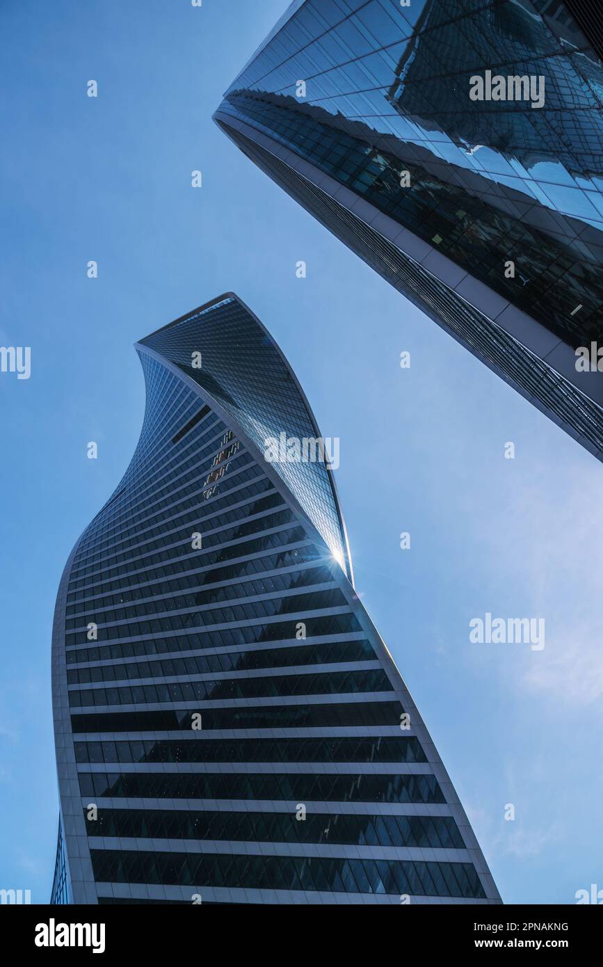 Gratte-ciels dans le quartier des affaires de Moscou sur fond bleu ciel. Moscou. Russie Banque D'Images Gratte-ciels dans le quartier des affaires de Moscou sur fond bleu ciel. Moscou. Russie Banque D'Images